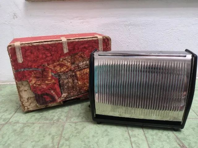 Torradeira elétrica antiga (com defeito)