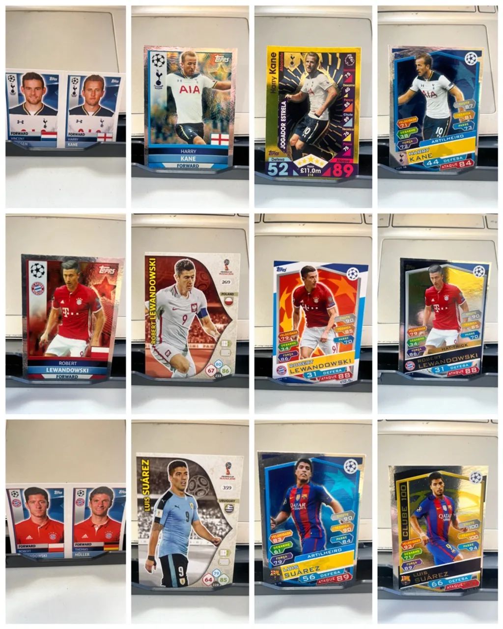 LOTE DE FIGURINHAS E CARDS COM HARRY KANE, LEWANDOWSKI E SUÁREZ