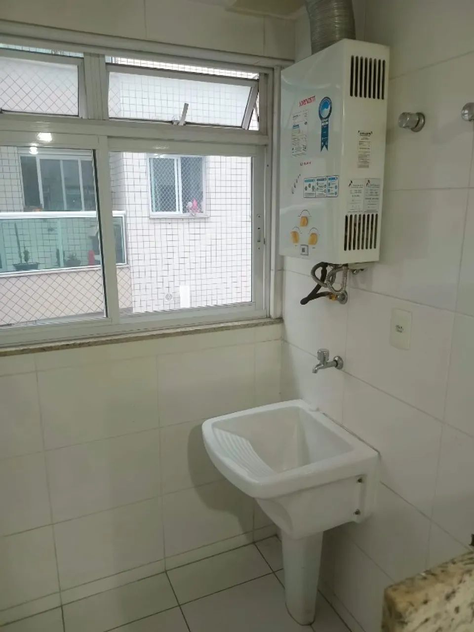 EXCELENTE APARTAMENTO DE 2 QUARTOS EM VILA VALQUEIRE NA RUA DAS DÁLIAS. - Foto 2