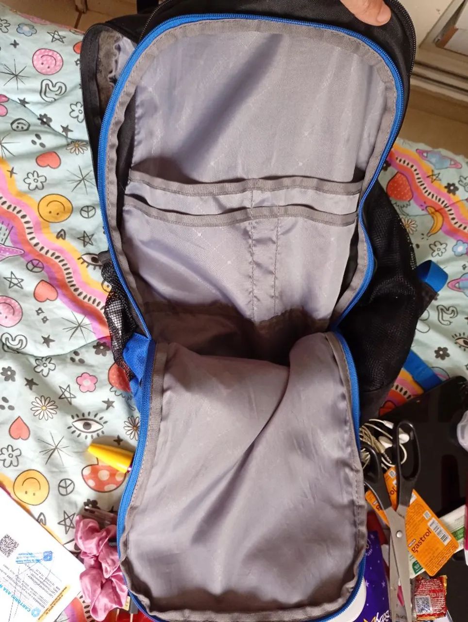 Vendo mochila grande preta com azul reforçada - Foto 5