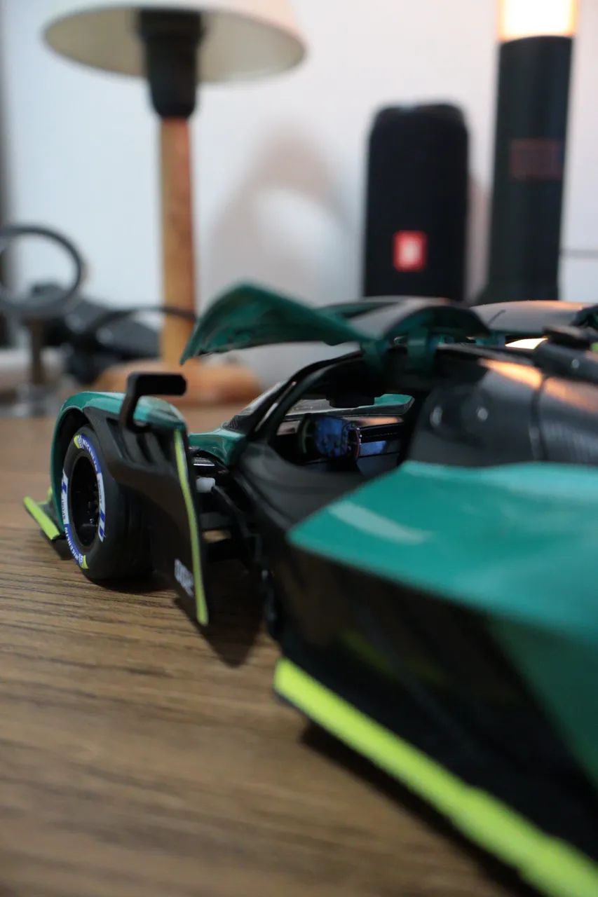 ASTON MARTIN VALKIRIE 1:24 - Foto 5