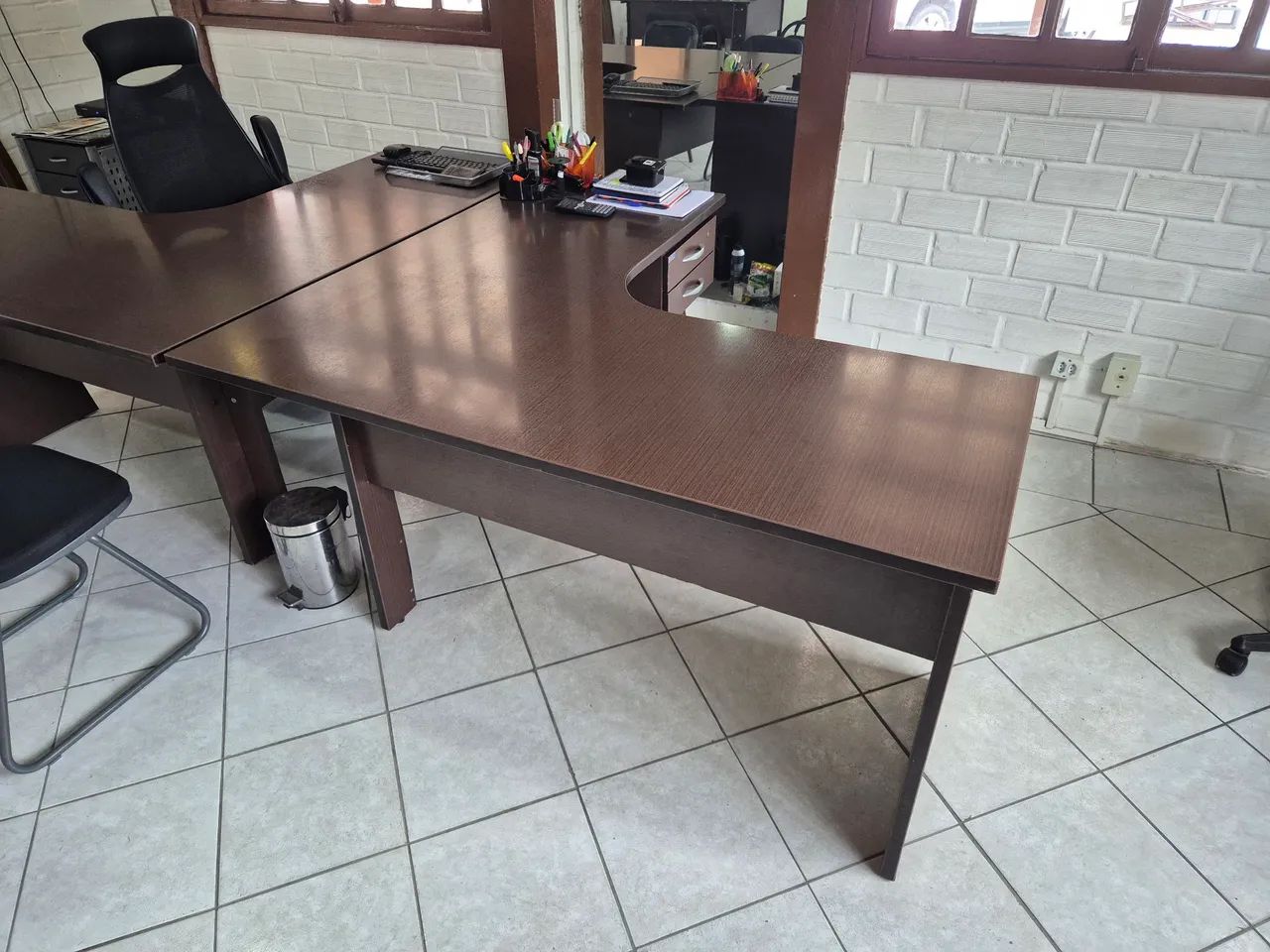 Mesa de madeira em L (escritório)