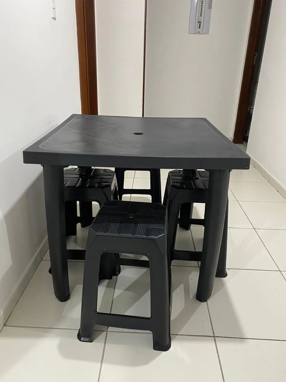 Vendo mesa com 4 bancos de plástico 