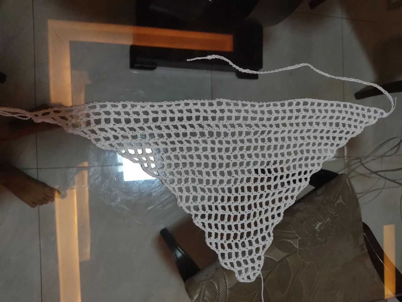 Bandana triangular branca de crochê(2mm)