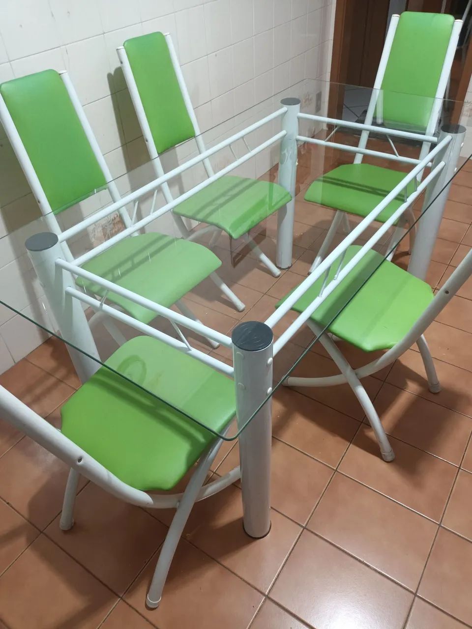 Mesa com tampo de vidro  com 5 cadeiras  - Foto 4