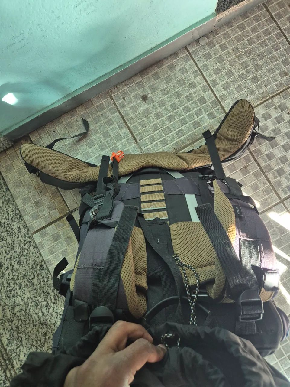 Mochila forclaz 80L, saco de dormir +isolante  - Foto 4