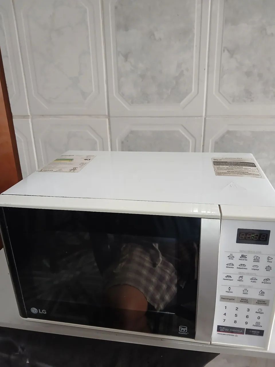 Microondas LG Easy Clean 23L 127V  funcionando tudo perfeitamente  - Foto 2