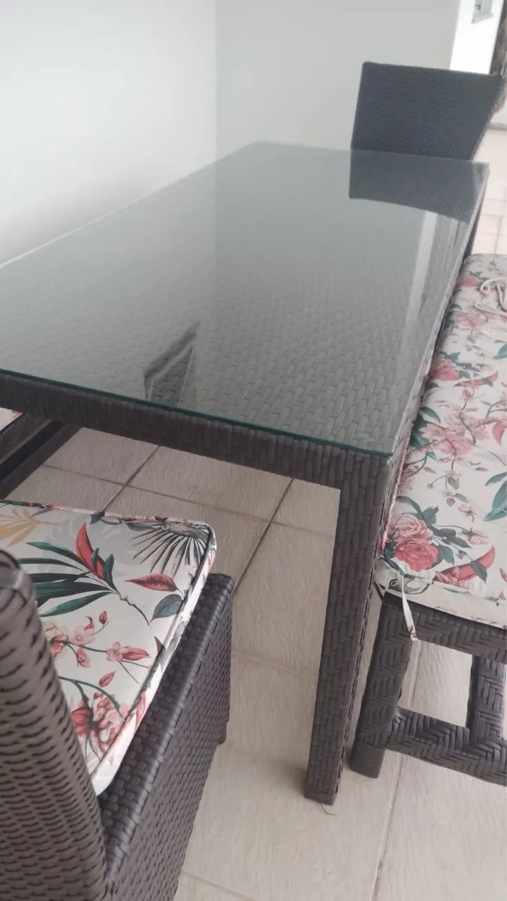 Vendo linda mesa de varanda com tampo em vidro com 2cadeiras e 2bancos alcochoadas . ! - Foto 2