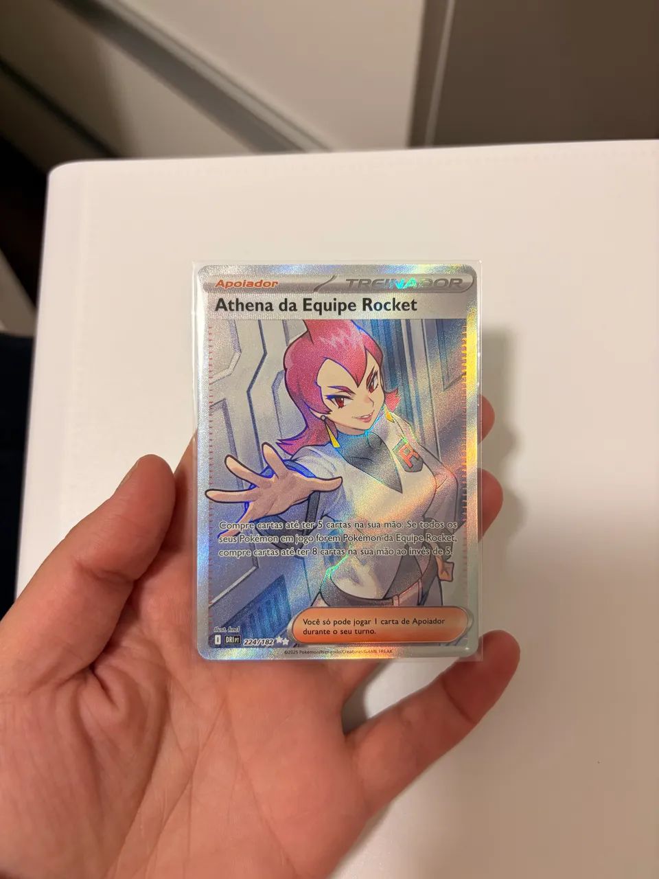Athena da Equipe Rocket Full Art + Juiz + Brinde Pokémon TCG