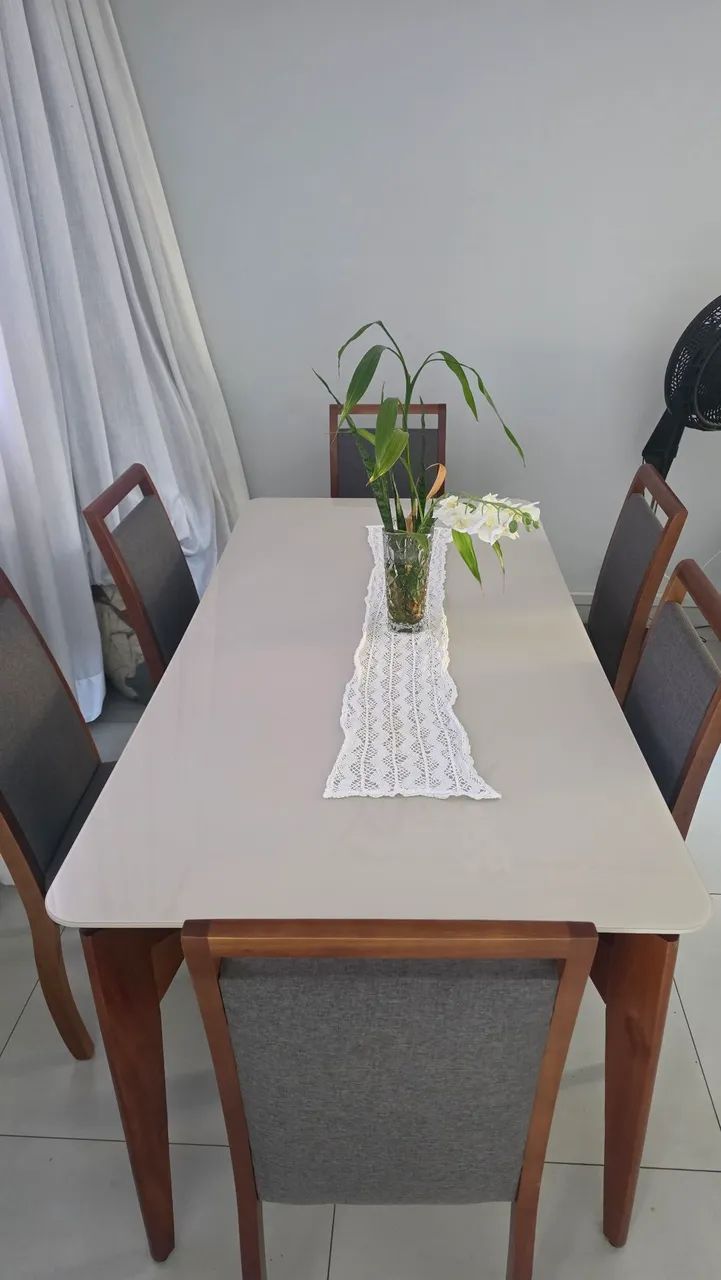Mesa com tampa de vidro com 6 cadeiras  - Foto 3