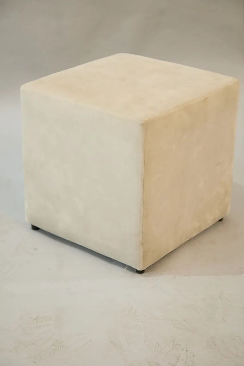 DOIS Puffs quadrados suede cinza