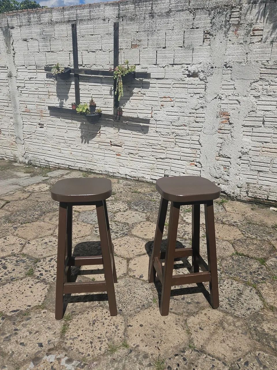 Bancos de 65cm na cor marrom todo em madeira  - Foto 3