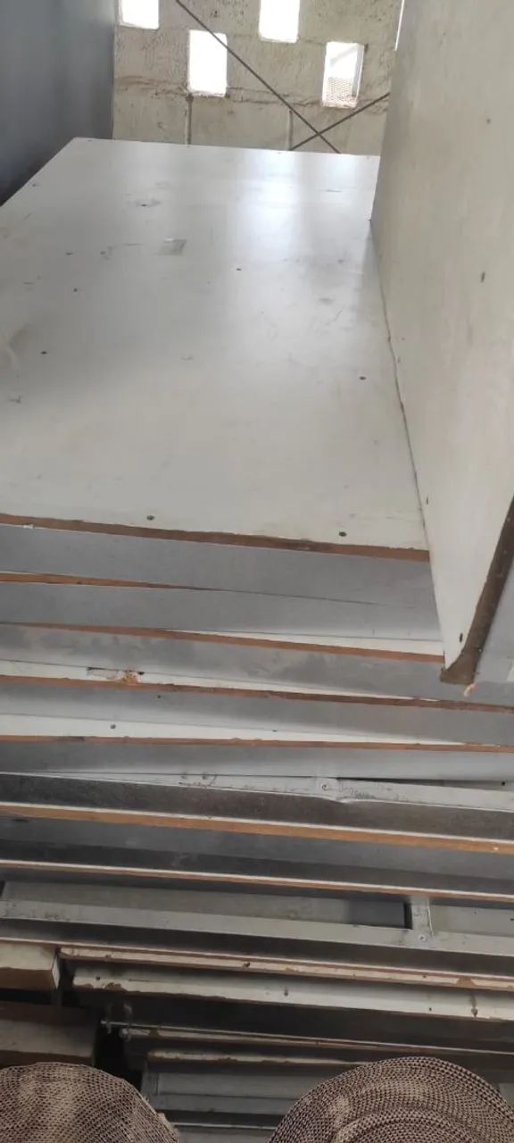 Vendo piso elevado de base galvanizado e MDF 