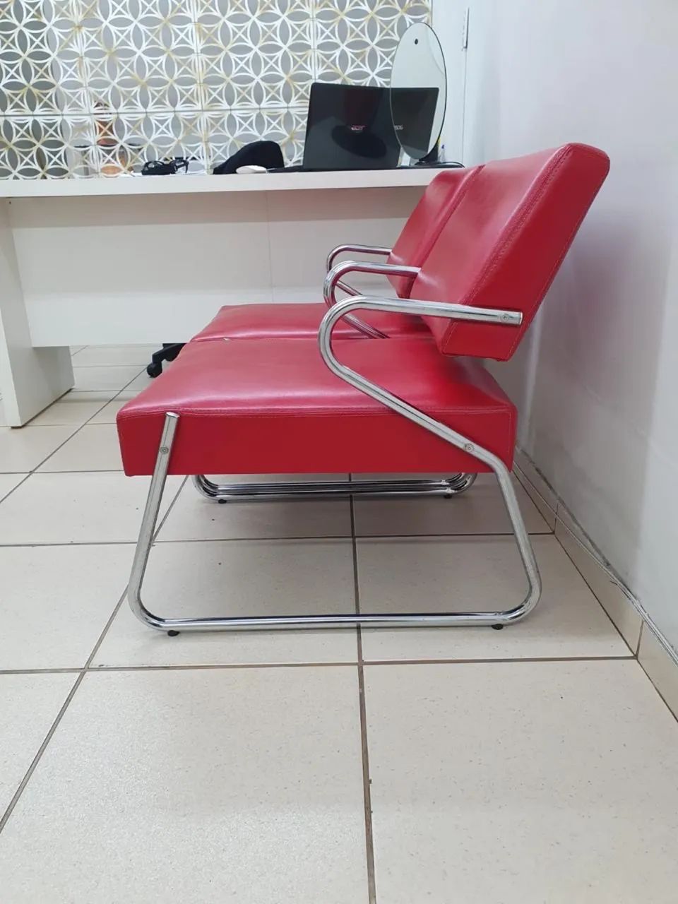 Par de Poltronas para Recepção - Estrutura Cromada e Estofado Vermelho - Foto 2