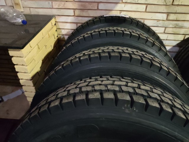 vende-se pneus anteo da Pirelli 275 e 295