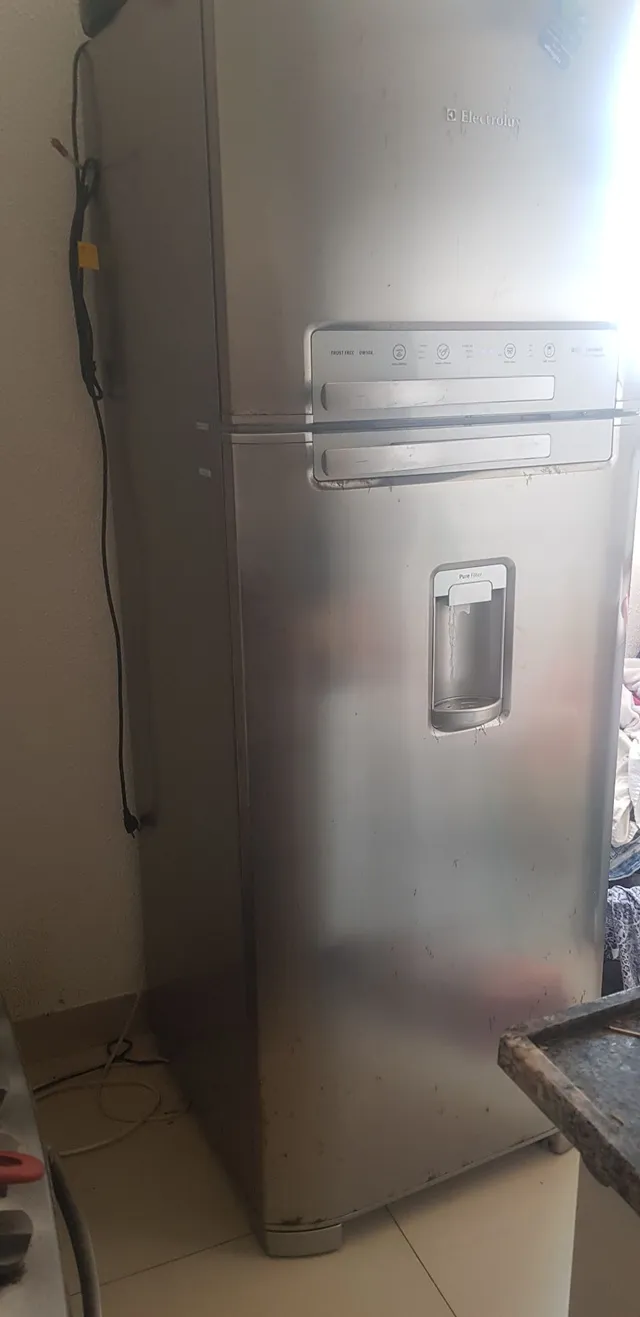 Geladeira inox com agua na porta