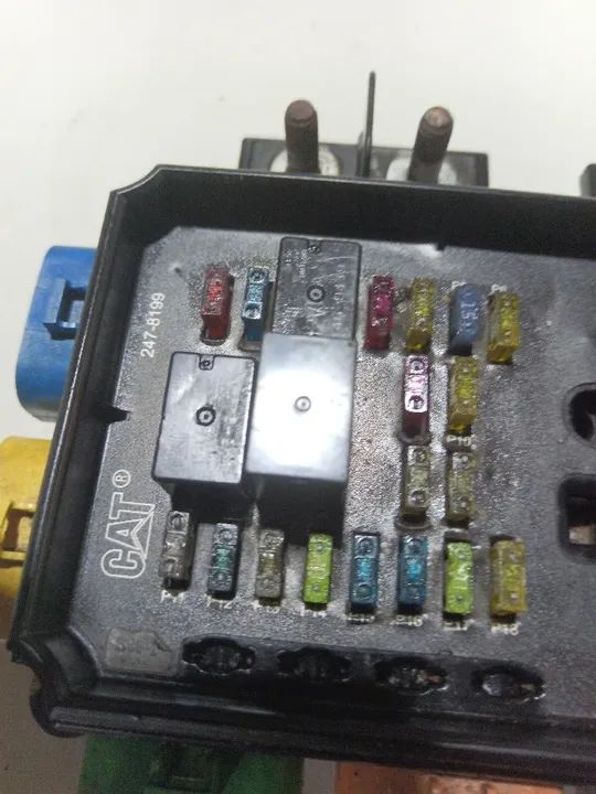 Caixa de fusíveis CAT 416E p/n 247-8199 - Foto 3
