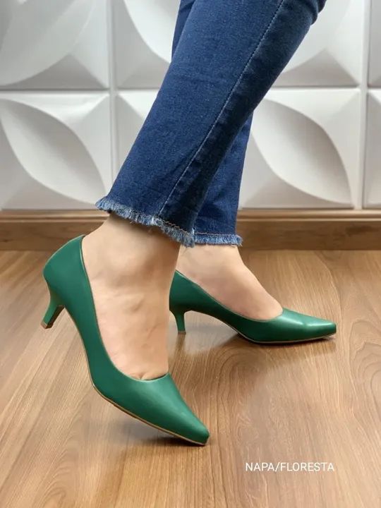 Scarpin verde clearance salto baixo