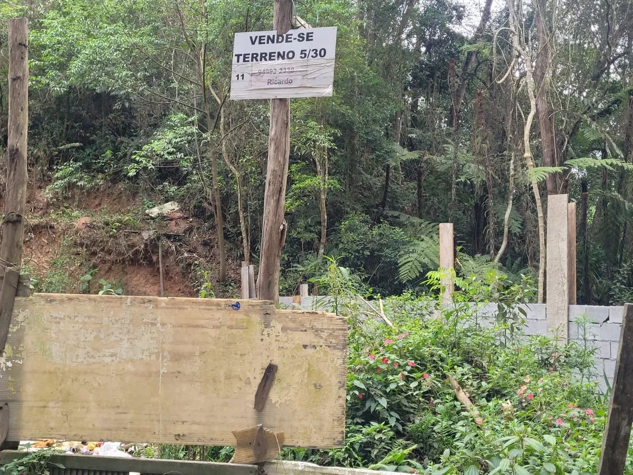 Terreno meio lote medida 5x30 metros, próximo do centro de Itapecerica da Serra 