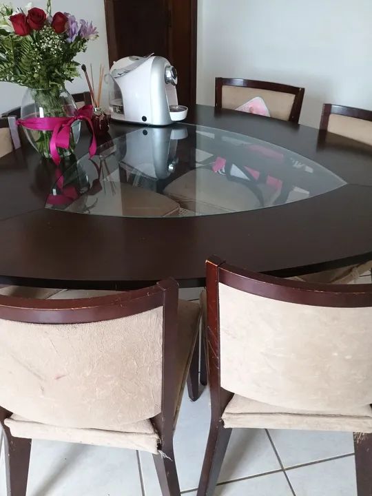Mesa de madeira com 6 cadeiras
