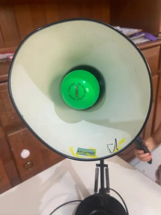 Luminária de Mesa Preta -TokStok- Flexível e Prática - Foto 2