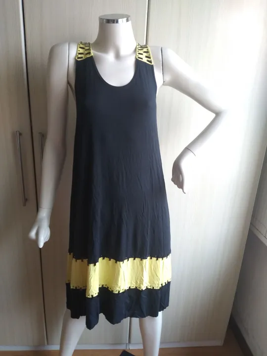 Vestido com detalhes