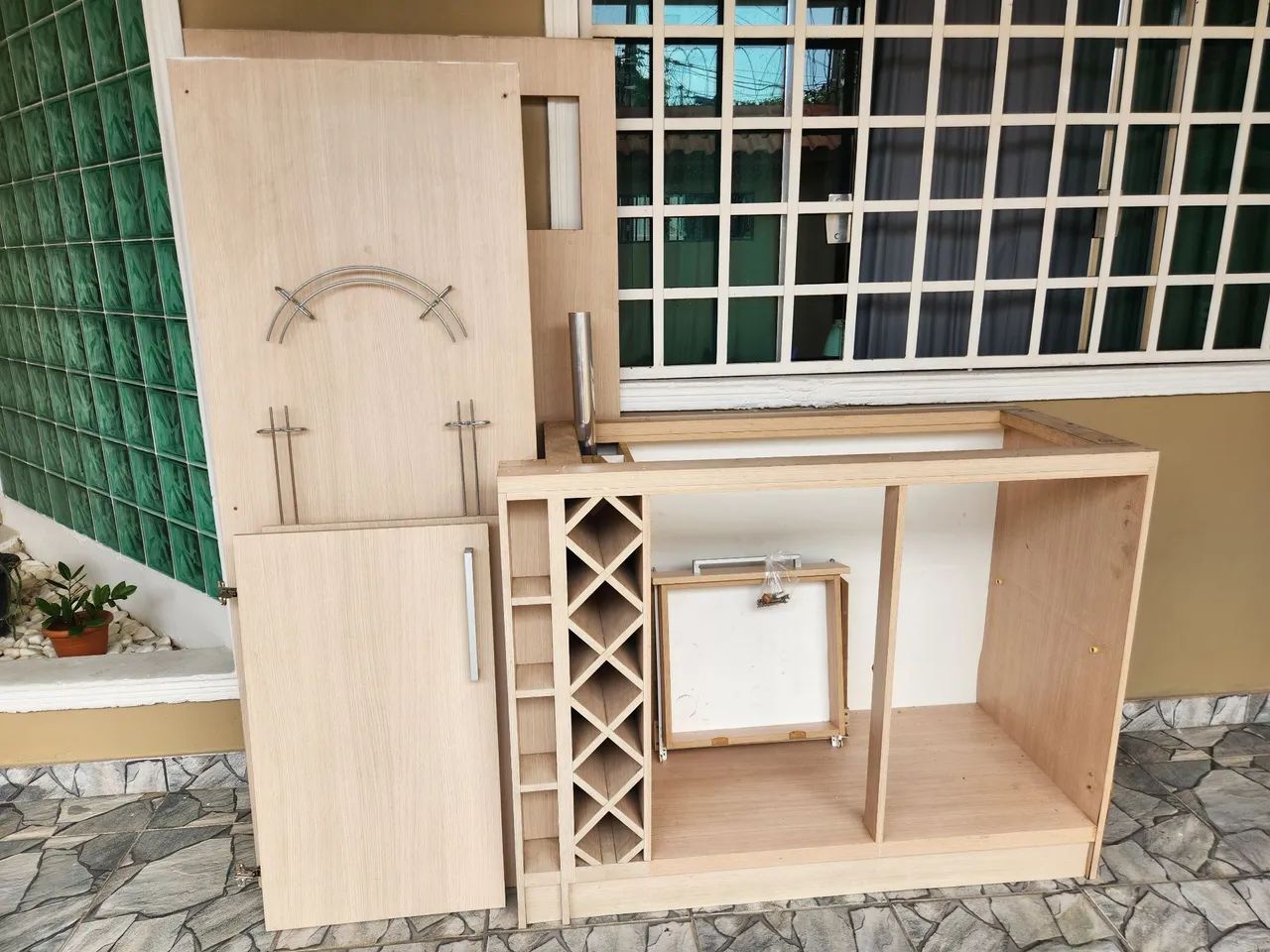 Mesa com nicho, adega, armário e porta-taças - Foto 4