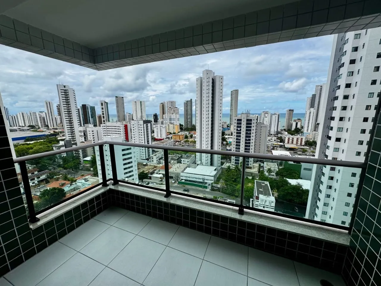 Imóvel para aluguel possui 134 metros quadrados com 3 quartos em Boa Viagem - Recife - PE