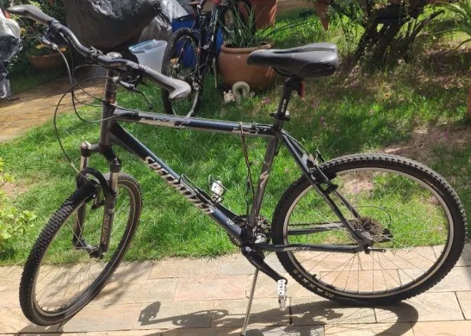 Bicicleta cinza chumbo - Mountain Bike