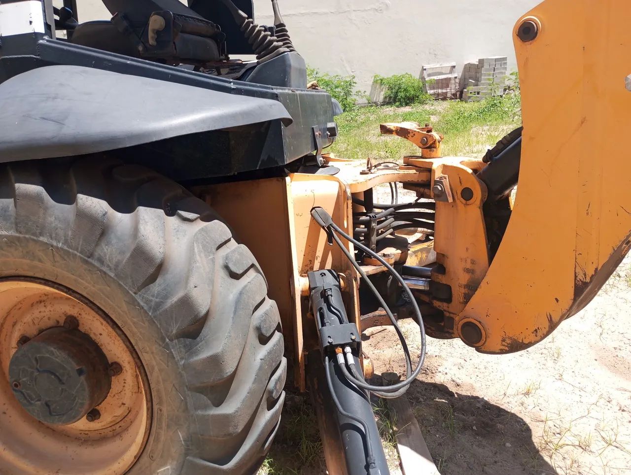 Vendo ótima retroescavadeira  - Foto 4