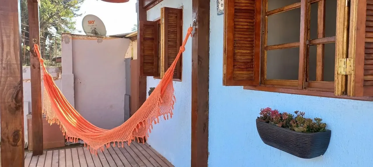 Casa térrea de 2 dormitórios, living, cozinha, churrasqueira, área de serviço, banheiro so