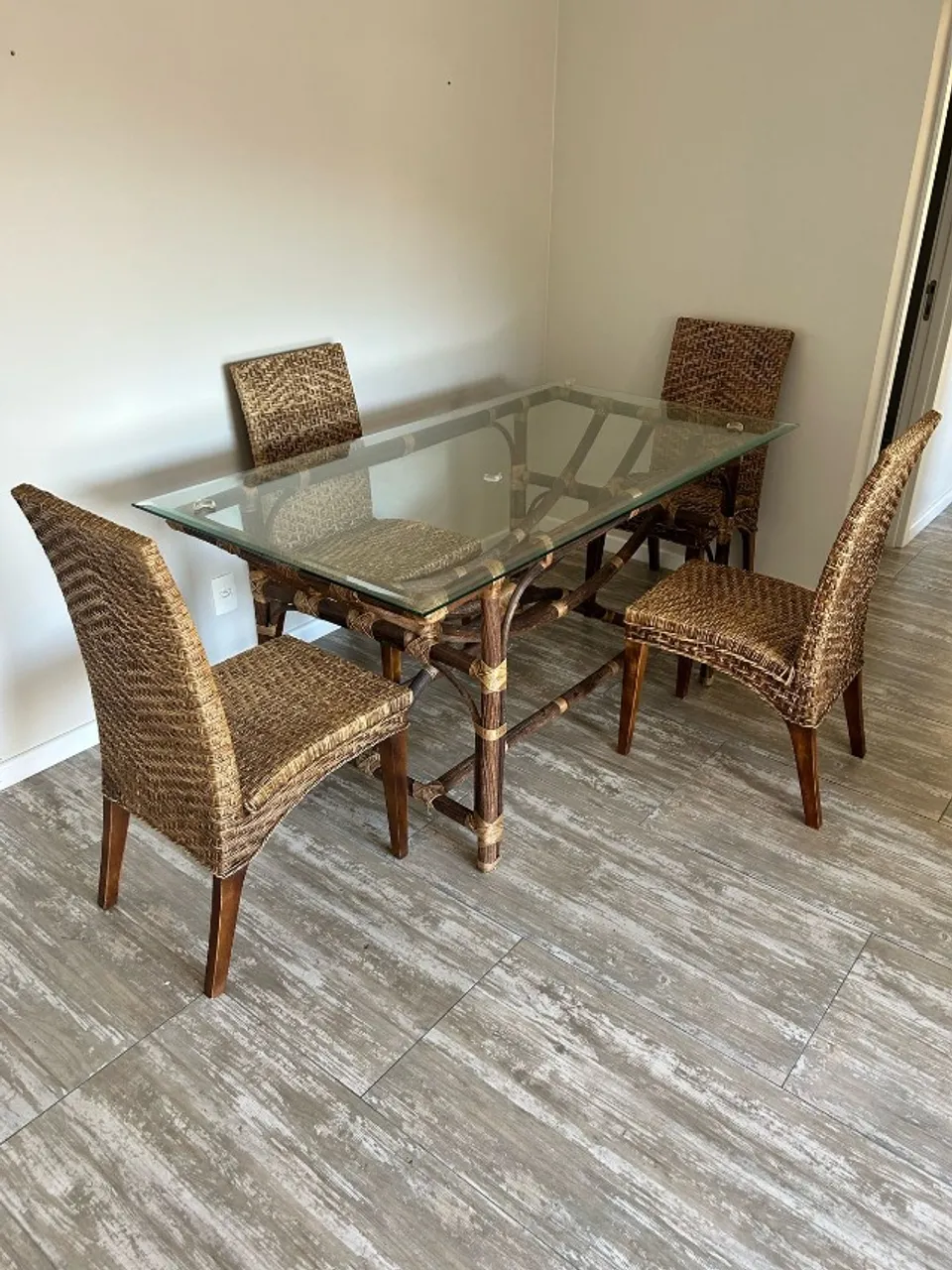 Mesa de jantar tampo de vidro 4 cadeiras + 2 banquetas altas