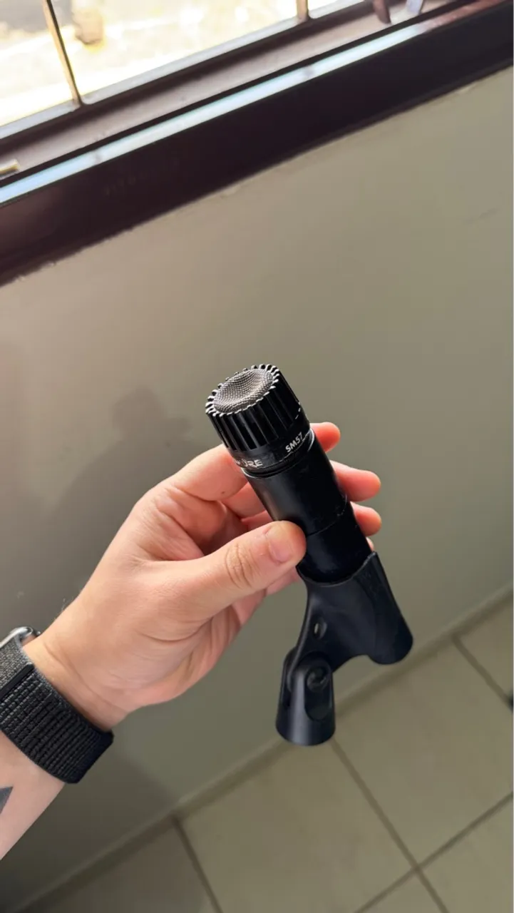Microfone Shure SM57 com cachimbo
