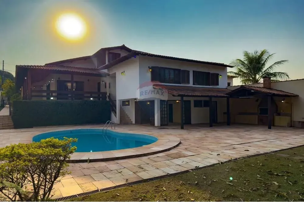 Casa Lago sul com 4 suítes e piscina desocupada