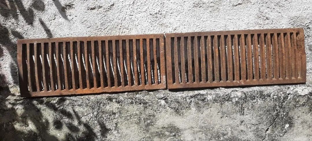 Duas grelhas de ferro maciço 64315291306242122