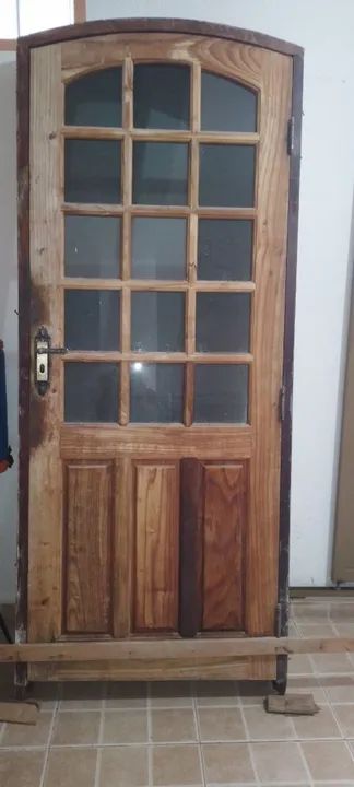 Porta de madeira maciça com vidros 