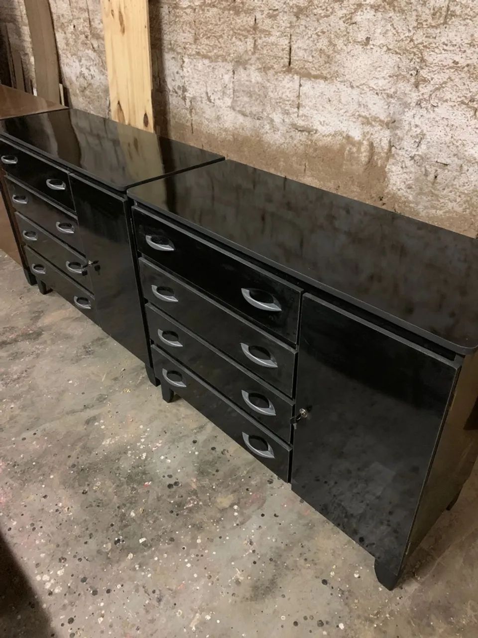 Cômodas pretas com gavetas