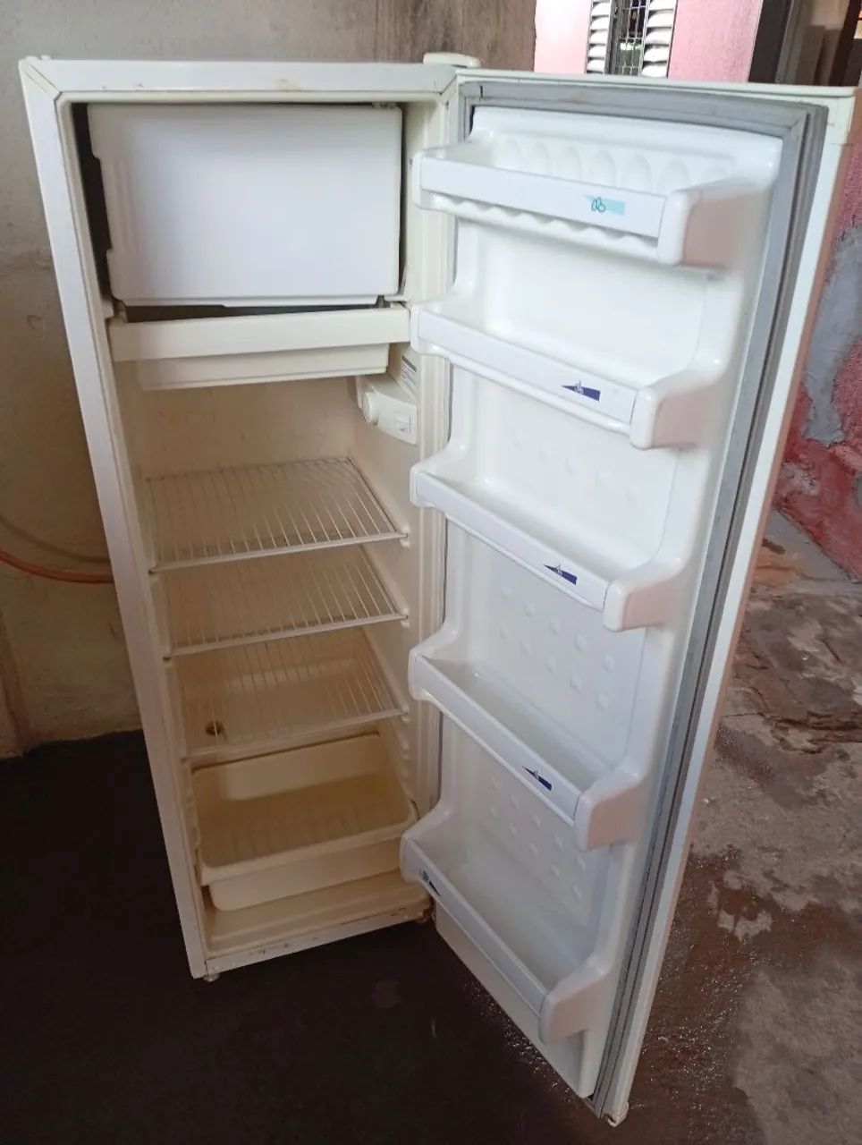 Geladeira 240 litros 