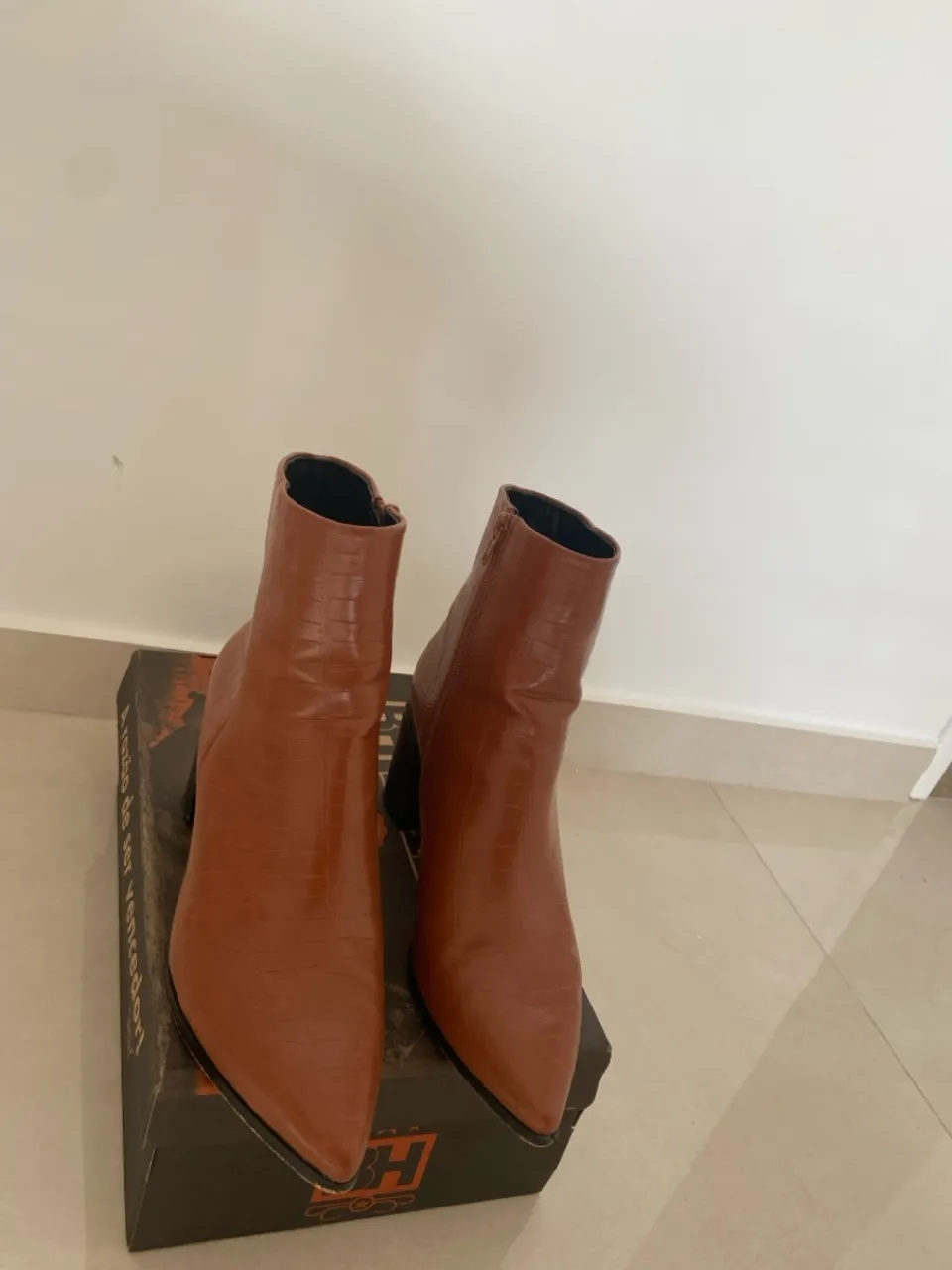 Bota de couro marrom com salto nº 36