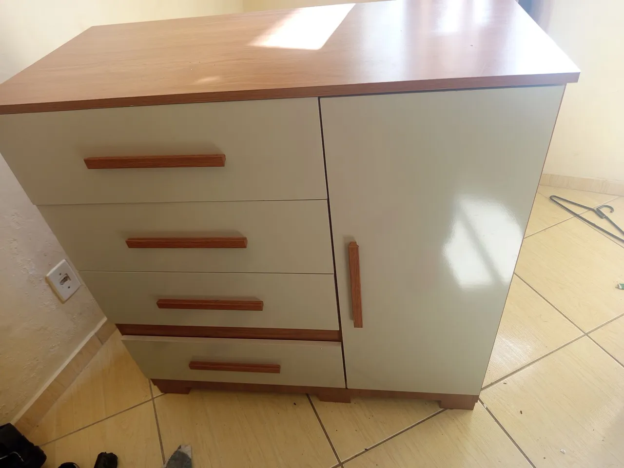 Cômoda com 4 Gavetas e Porta