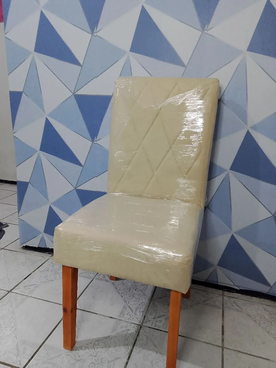 Cadeira de Jantar Nova - Conforto e Elegância