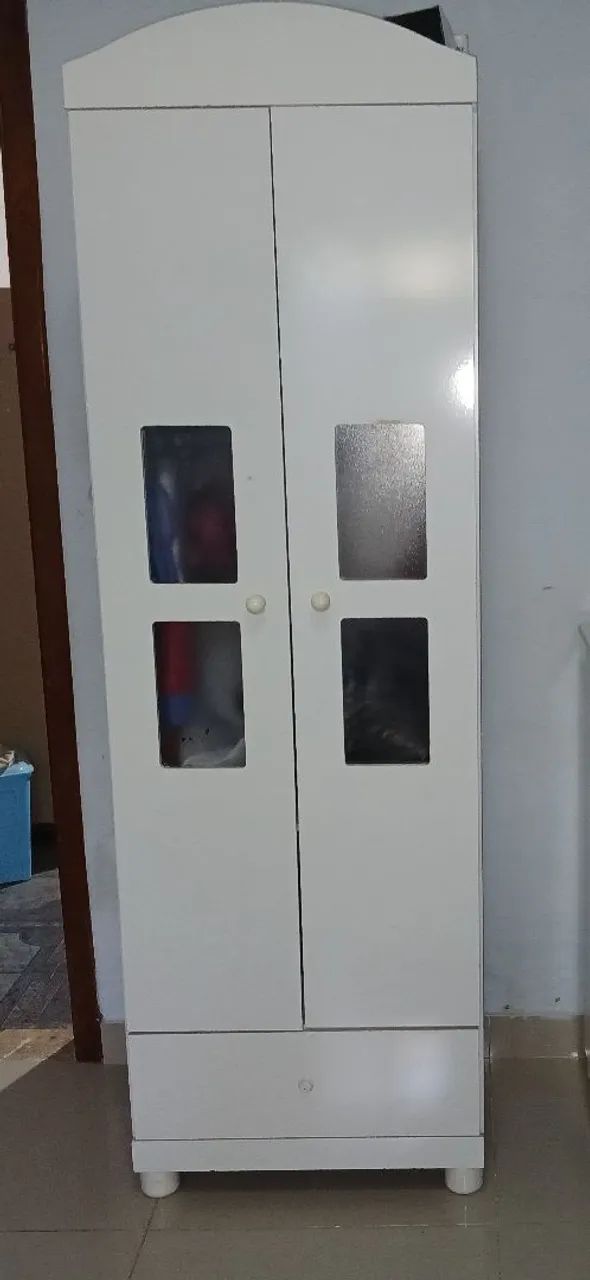 Guarda-Roupa Branco quarto de bebê. 