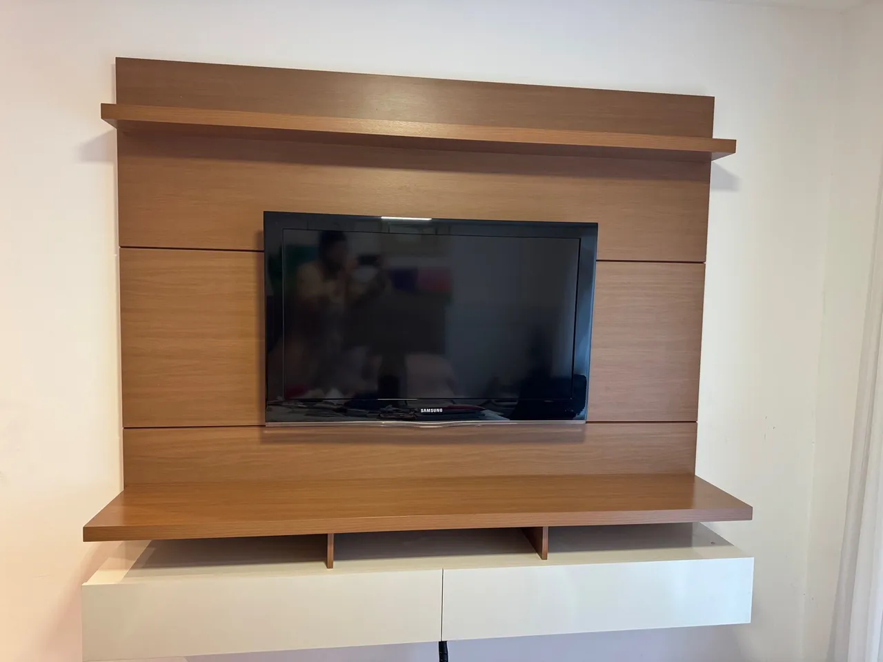 Painel de TV com prateleiras e rack embutido