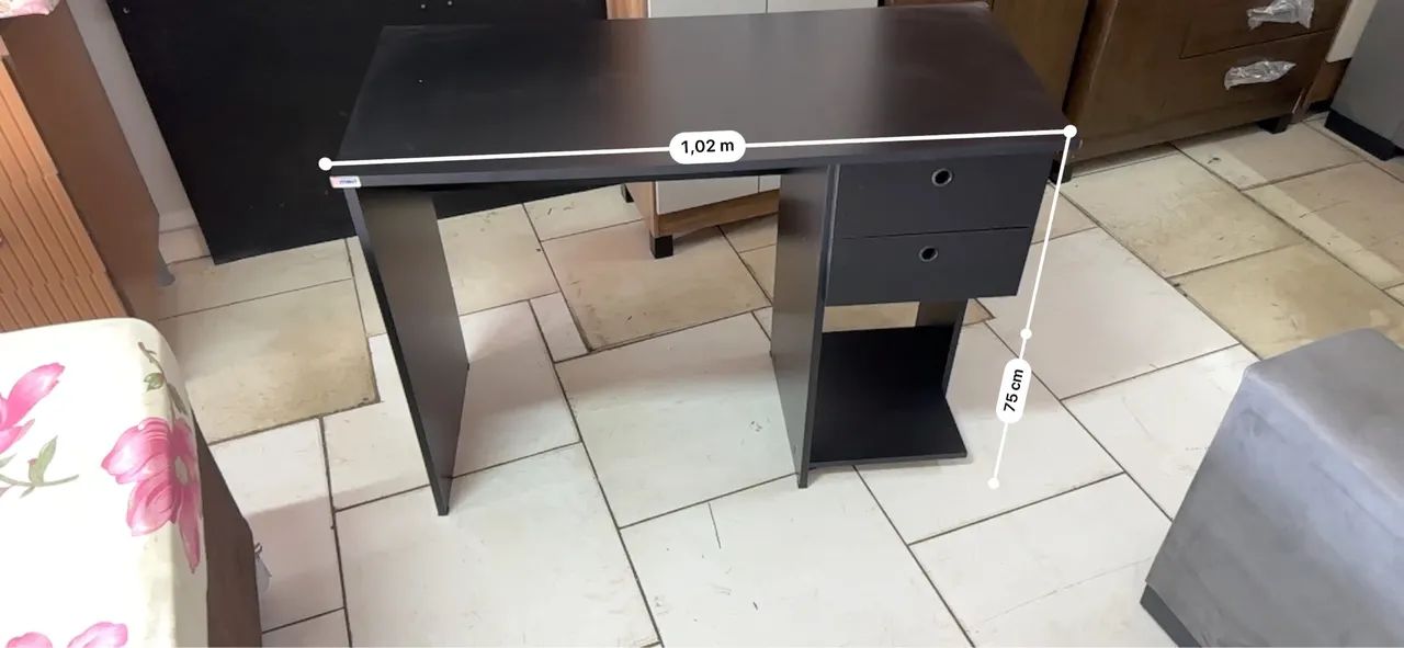 Escrivaninha preta compacta com gavetas - Ideal para estudo ou trabalho