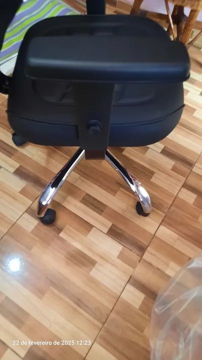 Cadeira de Escritório Giratória com Rodinhas - Foto 2