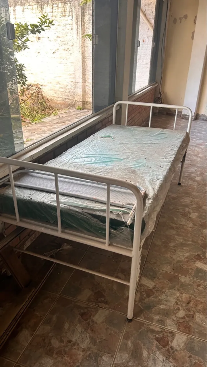 Cama hospitalar de metal branco