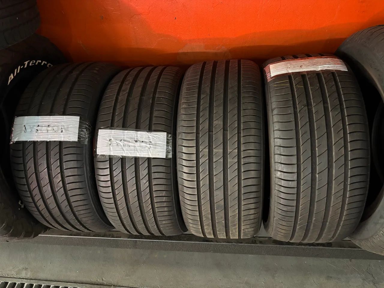 Jogo Pneus Delinte 255/40 r20 novos - Foto 6