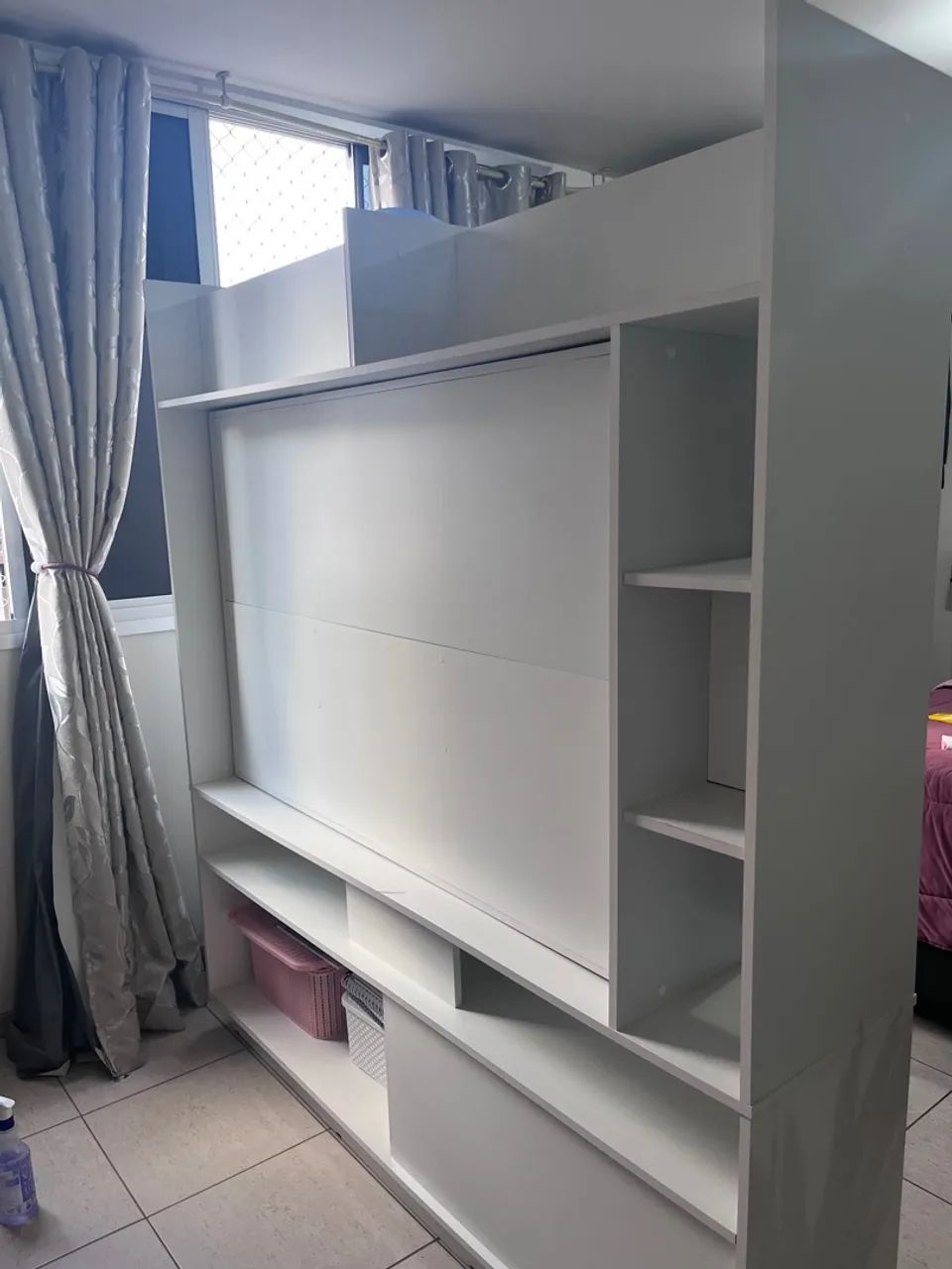 Estante branca com suporte giratório para TV - ideal para quitinete ou dividir ambientes - Foto 2