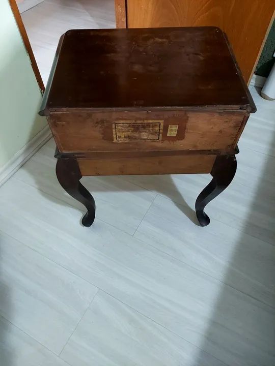 Mesinha de cabeceira antiga de madeira - Foto 2