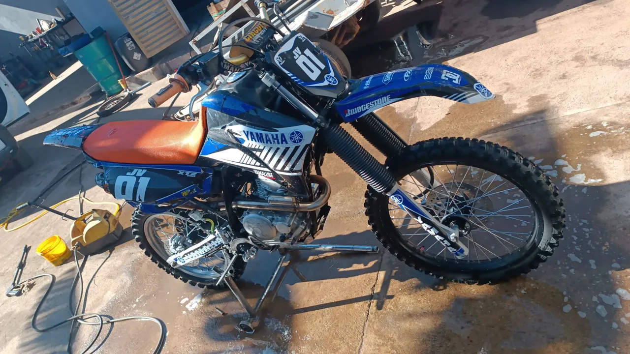 Moto de trilha Lander e tornado